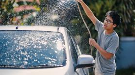 Tiene 16 años, se dedica a limpiar coches de lujo y arrasa en TikTok: "Prefiero trabajar 80 horas para mí que 40 para un jefe"