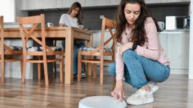 Un ingeniero descubre por accidente en Barcelona que podía ver y escuchar a través de 7.000 robots aspiradores en todo el mundo: "¿A quién demonios se le ocurrió ponerle un micrófono a una aspiradora?"