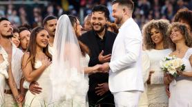 Mandaron su invitación de boda a Bad Bunny "por si acaso" y acabaron casándose en plena Super Bowl ante 70.000 personas