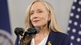 Quién es Abigail Spanberger, la demócrata que ha puesto firme a Trump en el Estado de la Unión