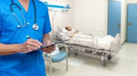 Jérémy deja la ingeniería por la enfermería a los 30 años: "Gano menos que antes, pero mi trabajo es increíblemente gratificante"