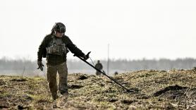 Un perro desminador ayuda a los niños de Ucrania a mantenerse seguros ante el gran número de minas terrestres