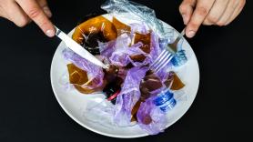 Comer con un plástico en la boca para perder peso, la nueva tendencia que preocupa a los expertos: "Esto no es una conducta saludable bajo ningún concepto"