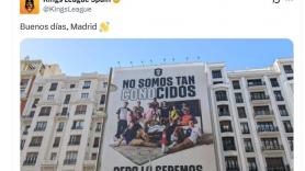 Almeida ve esta lona que ha puesto Piqué en Madrid y su reacción va acompañada de una llamativa sonrisa