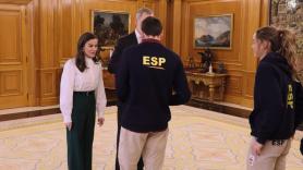 Felipe VI saluda a Oriol Cardona y Ana Alonso, repara en un detalle y les hace un comentario que provoca carcajadas