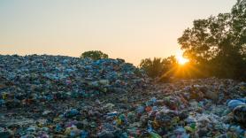 Científicos descubren cómo convertir plástico en vinagre usando solo luz solar
