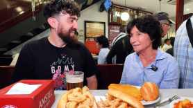 Carmen, de Casa Rua, el bar que lleva desde 1940 haciendo bocadillos de calamares en la Plaza Mayor: "En un día fuerte de Navidad llegamos a vender 8.000"
