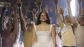 Tecno, orquesta y Björk: Rosalía lleva al éxtasis a los premios Brit cantando 'Berghain' por primera vez