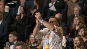 Enfocan al patio de butacas de los Goya y lo que lleva puesto una persona del público no se ha visto nunca antes allí