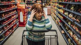 Una anciana se queda mirando varios minutos el estante de pan del super: "Me las arreglo duramente con mi pensión"
