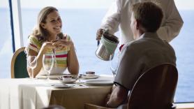 Ni sudaderas ni vaqueros rotos: las nuevas prohibiciones en los restaurantes de los cruceros que han enfurecido a los viajeros