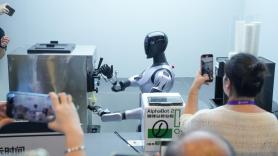 El Premio Nobel de Física aconsejó hacerse fontanero para escapar de la IA: una economista explica por qué incluso eso puede no ser suficiente a largo plazo