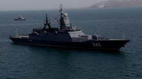 Irán cierra el estrecho de Ormuz y amenaza con "prender fuego a cualquier barco que intente cruzarlo"