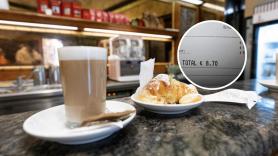 Una mujer va a una cafetería, pide un café y enchufa el ordenador a la luz: lo que pone luego en el ticket puede sentar precedente