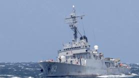 Imágenes satelitales revelan un incendio masivo en el mayor buque de guerra de Irán tras los bombardeos