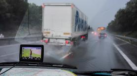 Un camionero se deja guiar por el GPS y su camión acaba atascado en la casa: no es la primera vez que ocurre en esta zona