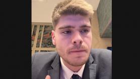 Llama a un hotel por la noche para reservar una habitación, le dice que está lleno y por la reacción que tiene le es inevitable hacerse esta pregunta