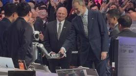 Robots humanoides 'amigos' de Felipe VI, teléfonos modulares y coches de ciencia ficción: las locuras del MWC 2026