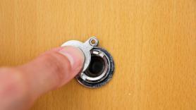 La Guardia Civil avisa: si llaman al timbre y te trasladan este mensaje, mira por la mirilla antes de abrir