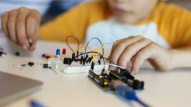 David Bueno, experto en neurociencia: "Las personas con altas capacidades no tienen más conexiones neuronales, sino más velocidad de procesamiento