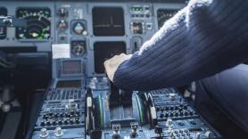 Hugo, piloto con 6.000 euros al mes: "A los 25 volví a casa de mi padre convencido de que nunca lo iba a conseguir; ahora invito a cenar a mis amigos que están peor"