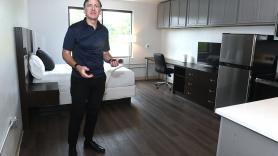 Dirk (60), pasa de vivir en 180 metros cuadrados a un piso de 30: "Mis amigos decían que a mi edad necesitas mínimo 50, me pareció absurdo"