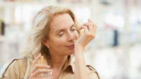 Marta Tamayo, perfumista, sobre el ingrediente más preciado de la perfumería: "Se coge la raíz, no la flor, se tarda años en extraerlo y el kilo puede alcanzar los 100.000 euros"