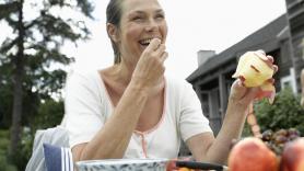 Qué comer para evitar riesgos en la menopausia: las siete recomendaciones clave de la AESAN