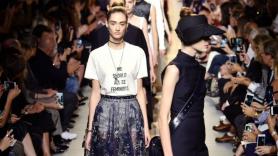 Diez años de la camiseta de 'Todos deberíamos ser feministas': de la ausencia de las mujeres en grandes firmas al espejismo de la diversidad