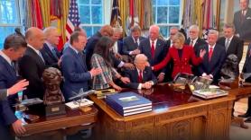 Trump se pone a rezar junto a un grupo de pastores en el Despacho Oval: "Por nuestras tropas"