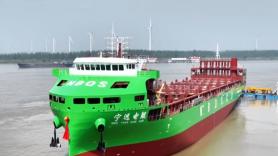 Un barco de 128 metros que no quema ni una gota de combustible: China prueba el mayor portacontenedores eléctrico del mundo, con 19.000 kWh de batería y navegación sin tripulación