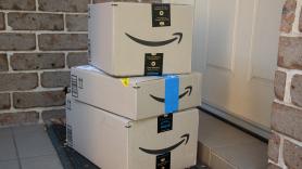 Ayuso pondrá en toda una línea del metro de Madrid lockers para recibir paquetes de Amazon o Seur