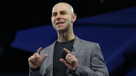 Adam Grant, experto mundial en psicología organizacional: "Estoy perturbado por lo poco que los líderes piensan en las consecuencias de la IA para el empleo y la paz social"