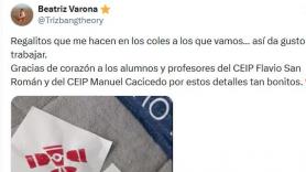 Una astrónoma va a dos colegios y los regalos que recibe son de esos detalles que merecen la pena