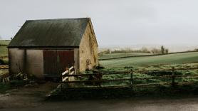 Julia, joven, pensó que iba a comprar una casa y acaba adquiriendo un granero destartalado