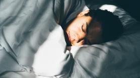 Rodrigo Arteaga, médico: "Si te despiertas a mitad de la noche, a veces el problema empieza en tu cena: tu cuerpo necesita triptófano para producir melatonina y lo obtiene de lo que comes"