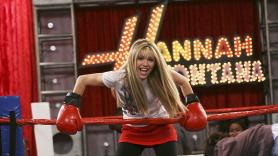 Con su padre y recreando una imagen icónica: así es el primer adelanto de Miley Cyrus en el 20º aniversario de 'Hannah Montana'