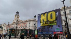 La Puerta del Sol amanece con una gran pancarta del 'No a la guerra'