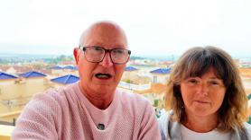 Una pareja de jubilados británicos lleva dos años viviendo en España con 15.000 euros al año: "Es mucho menos de lo que nos costaría en Reino Unido"