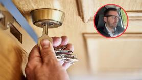 Un cerrajero cuenta, con pelos y señales, por qué la apertura de una puerta sale tan cara: "Lo entiendo un poco"