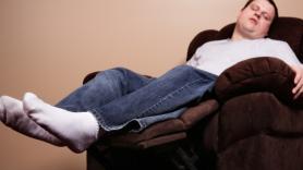 José Manuel Felices, médico: "Ponte calcetines para dormir: calentar los pies dilata los vasos sanguíneos y baja la temperatura corporal, que es lo que necesita tu cuerpo para dormirse"