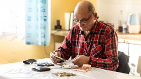 Carlos, jubilado, se quedó cinco meses sin pensión por un error en el robot de la Seguridad Social: "Se equivocó en poner un dato de mi mujer"