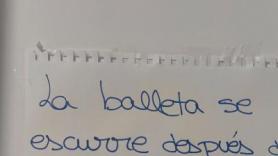 Los carteles que cuelga en la cocina reflejan la realidad de compartir piso: "Alguien se levantó de buenas"