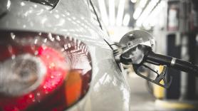 Alemania quiere impedir que las gasolineras puedan subir el precio más de una vez al día: en España sigue habiendo 'barra libre'