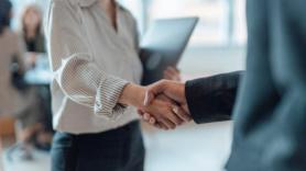 Despiden a los dos días a un joven por no querer estrecharle la mano a su jefe y le caen 34.000 euros de indemnización