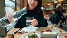 Marta León, experta en microbiota: "Beber mucha agua mientras se come puede frenar la digestión"