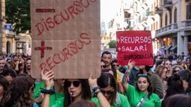 La huelga de profesores en Cataluña arranca con cortes de carreteras en Barcelona