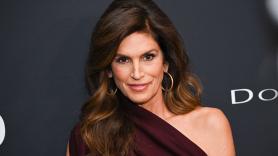 De tumbarse en una esterilla de estimulación electromagnética a saltar en una cama elástica: la rutina de mañana de Cindy Crawford