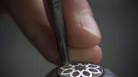 Mariano, maestro damasquinador de Toledo con 88 años: "Llevo más de 70 años en el oficio y todavía trabajo: solo quedan entre 15 y 20 damasquinadores dados de alta en toda España"