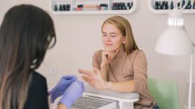 Ni burdeos ni nude, esta temporada la manicura que triunfa son las 'uñas bambi'